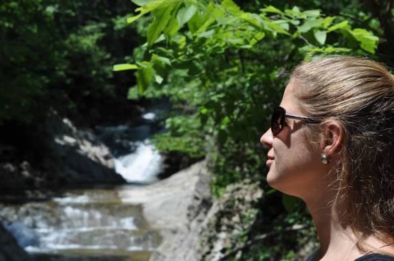 Observando a cachoeira no  rio que formou a incrível ponte de pedra no parque 'Natural Bridge', na Virginia, nos Estados Unidos